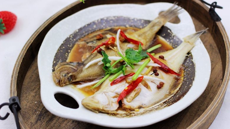 补脑养生的清蒸比目鱼,即可以下饭又可以当下酒菜,而且用它招待客人很有面哟。