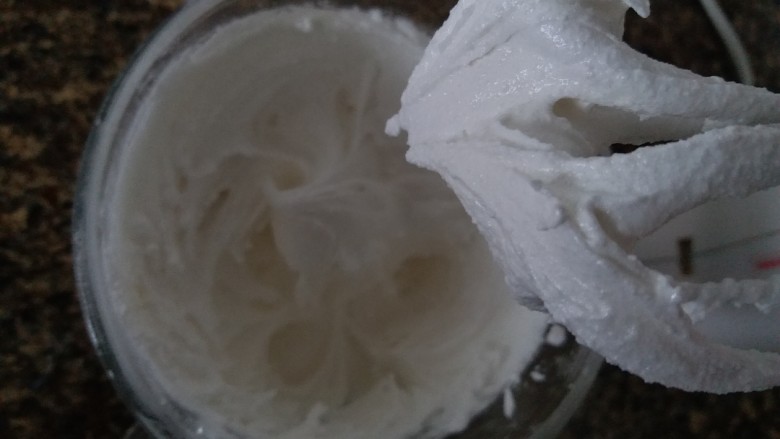 圣诞糖霜饼干,加入温水调均匀,用电动打蛋器打蓬松,把糖霜打硬
