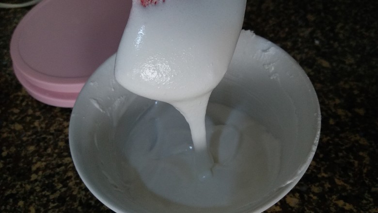 圣诞糖霜饼干,最后合适的状态是呈飘带状,滴下去的纹路7秒左右消失