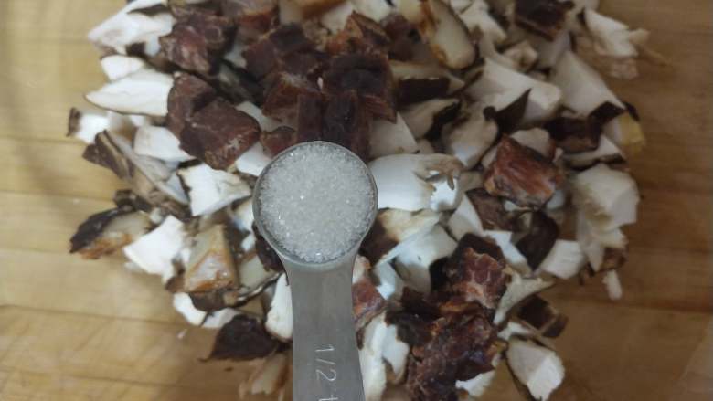 叫花鸡,蒸好的糯米放碗内,加香菇,腊肉,适量盐