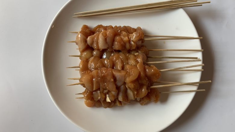 芝士鸡肉串,腌制好的鸡肉用竹签串成串