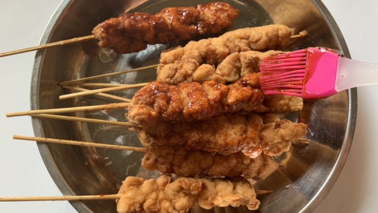 芝士鸡肉串,刷上炸好的鸡肉串上