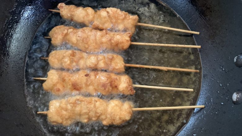 芝士鸡肉串,起锅热油，放入鸡肉串炸至金黄后控油捞出