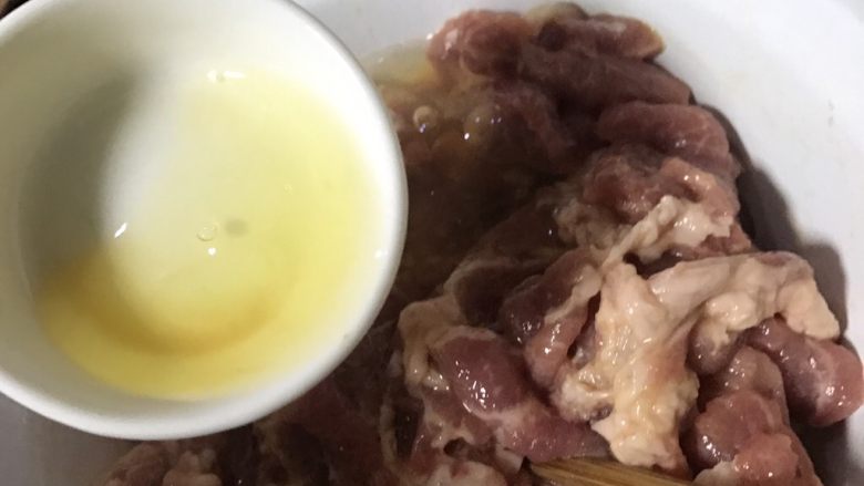辣椒炒肉,一个鸡蛋清,拌匀腌制30分钟
