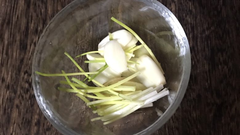 辣椒炒肉,葱切成段,姜蒜切片
