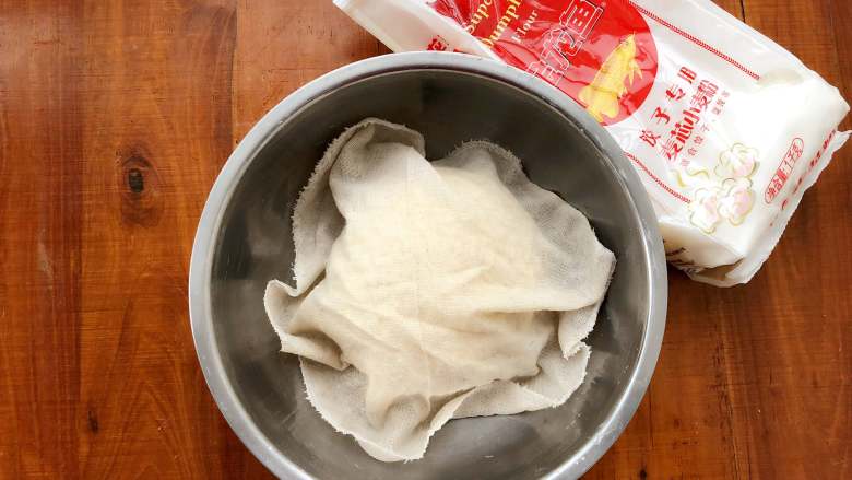 玫瑰花抱蛋煎饺,盖上一块湿布,面团醒20分钟左右。