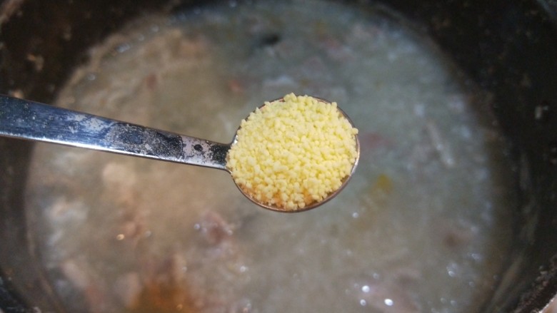 新文美食  皮蛋瘦肉粥,加入一勺鸡精。