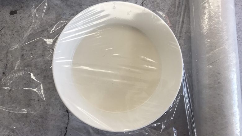 芒果雪媚娘,裹上一层保鲜膜,上锅蒸20-30分钟左右