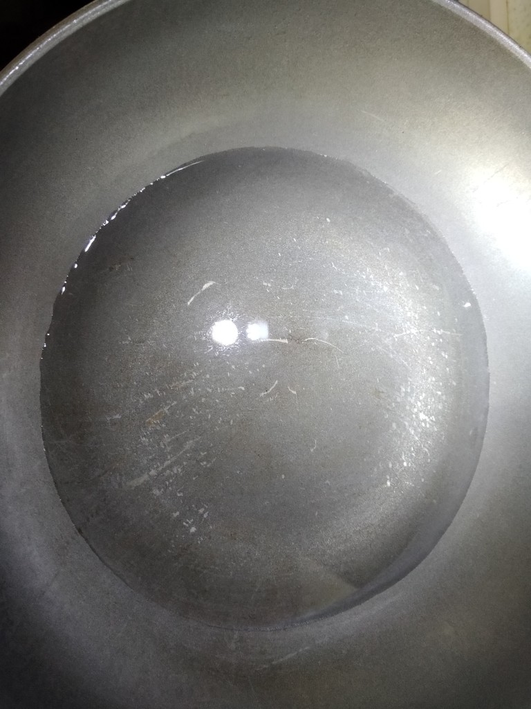 上汤娃娃菜,锅内放入水,烧开。