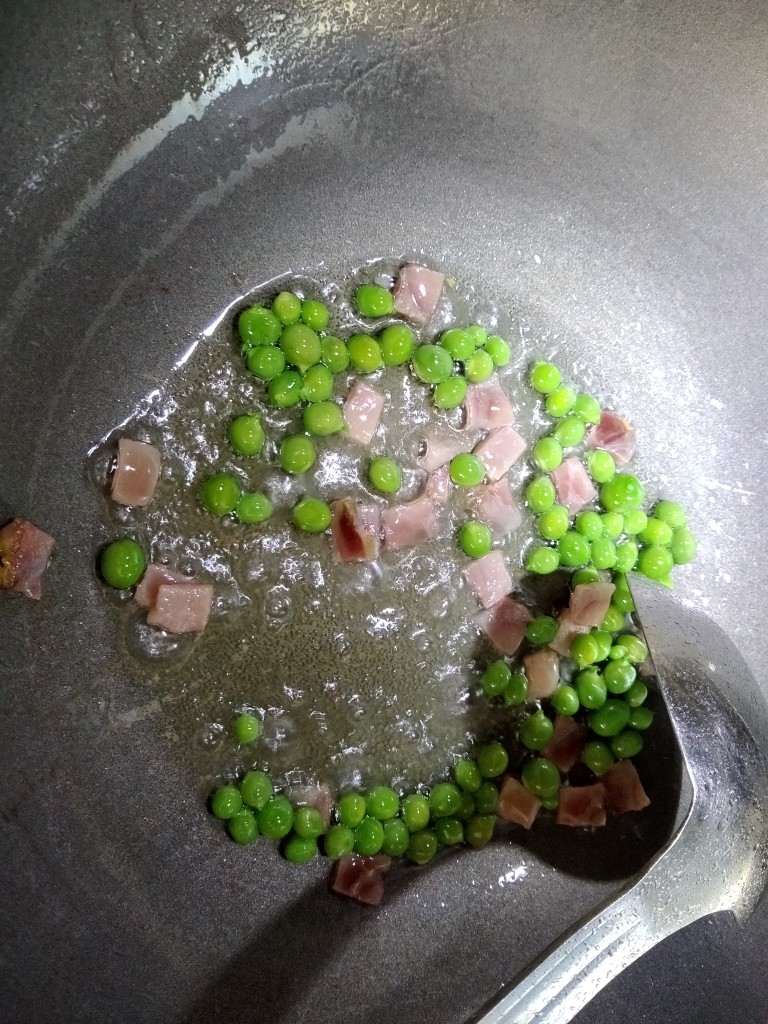 上汤娃娃菜,锅内放入少许鸡香油(鸡香油是我自己熬制的,没有鸡香油可以放入色拉油),将豌豆米和火腿煸下。