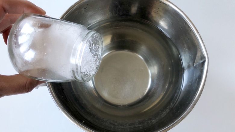 柠香蜜汁烤鸡,取一个大容器,倒入1200ml左右的水,加入70克左右的盐拌匀,水和盐的比例是100:6,这样浸泡过盐水的鸡肉会有一定的咸味,烤出来的鸡肉也会更多汁。