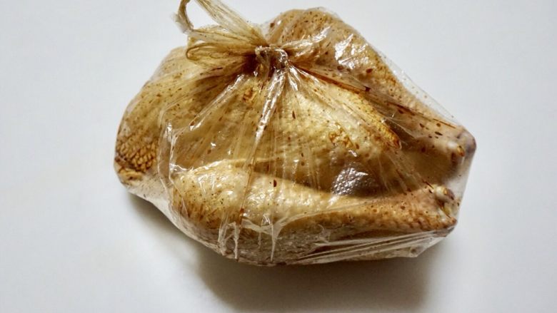 柠香蜜汁烤鸡,将鸡身均匀刷上调制好的蜜汁酱,放入保鲜袋中,放入冰箱腌制一夜。(最好腌制12小时以上,腌2夜会更入味。)