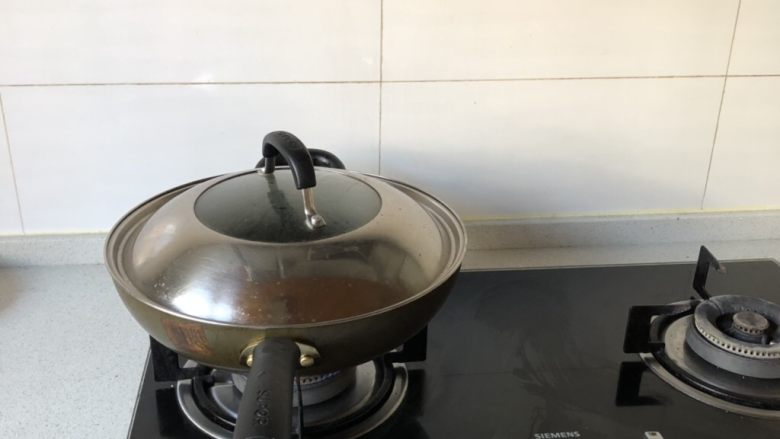 小朋友最爱-糖醋排骨,水开后转中小火,慢炖1个小时左右,至排骨软烂