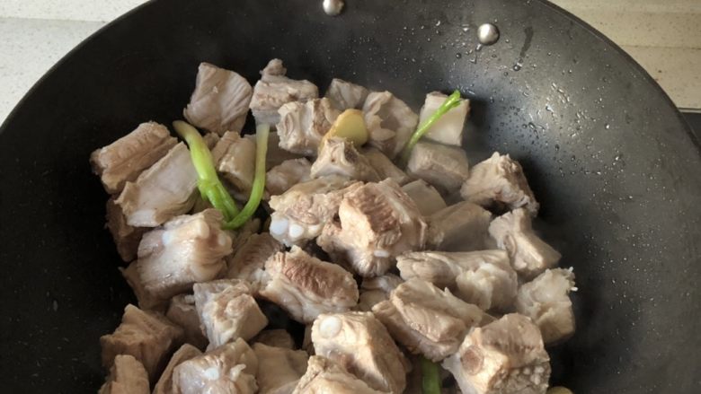 小朋友最爱-糖醋排骨,下排骨进行翻炒,炒干水份,炒个几分钟吧