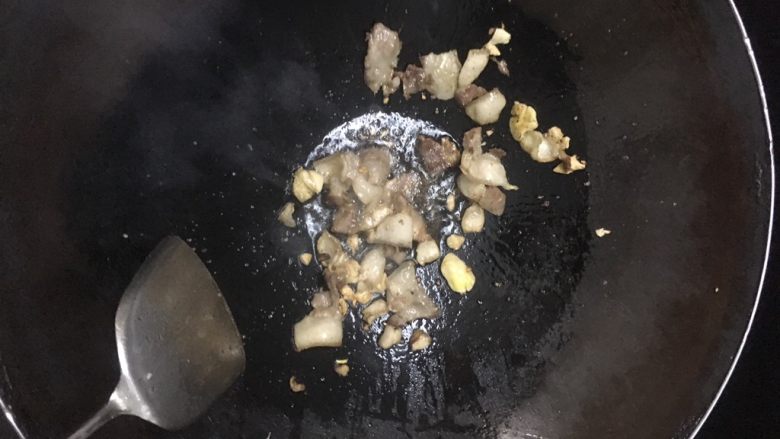 虾酱炒芥兰,猪肉焦香后放入姜蒜炒香,加入小许盐调味。