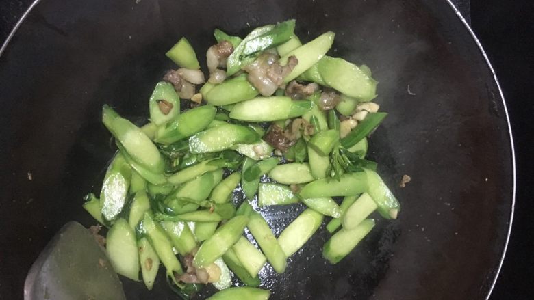 虾酱炒芥兰,加入芥兰翻炒,加入小许糖去苦涩,再加入适量盐。这时不用太咸,因为等下加入的虾酱汁已经有咸味。