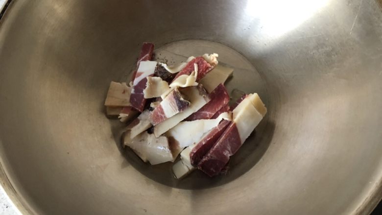 腊肉手撕包菜,锅中倒少许油,下<a style='color:red;display:inline-block;' href='/shicai/ 436'>腊肉</a>进行翻炒,炒香