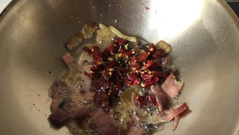 腊肉手撕包菜,放入花椒辣椒,<a style='color:red;display:inline-block;' href='/shicai/ 705'>豆瓣酱</a>,炒匀