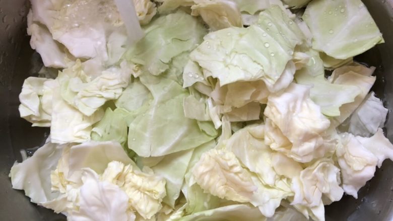 腊肉手撕包菜,用手撕碎,冲洗干净,沥干水份