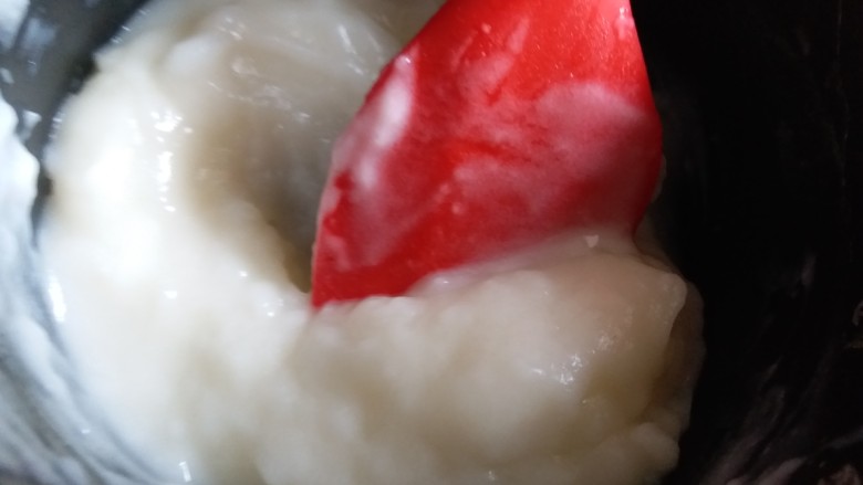 手撕肉松面包,纯净水和<a style='color:red;display:inline-block;' href='/shicai/ 550'>高筋面粉</a>搅拌均匀,小火边煮边搅拌,煮到糊状离火