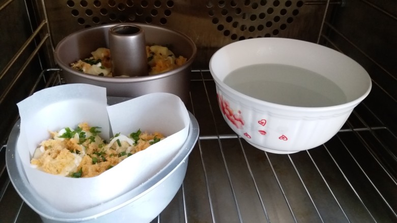 手撕肉松面包,把模具放入烤箱,旁边放上一碗热水,烤箱开启36度进行二发。