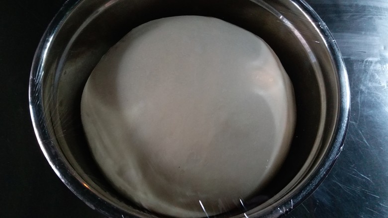 手撕肉松面包,把面团团圆,放在较大的容器内,覆盖保鲜膜,放在温暖处发酵,面团发至原来的两倍大即可