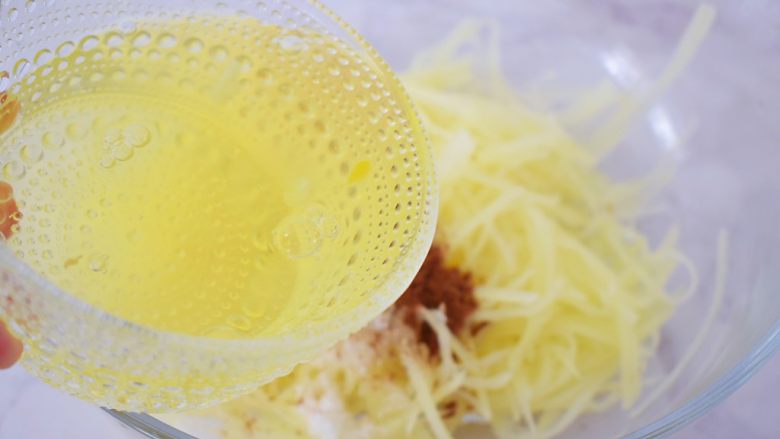 鸟巢土豆,再加入一半的蛋清,就是2个蛋清
