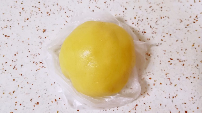 姜饼人饼干,用硅胶刮刀翻拌均匀,用手和成光滑的面团,装入保鲜袋,放冰箱冷藏半个小时。