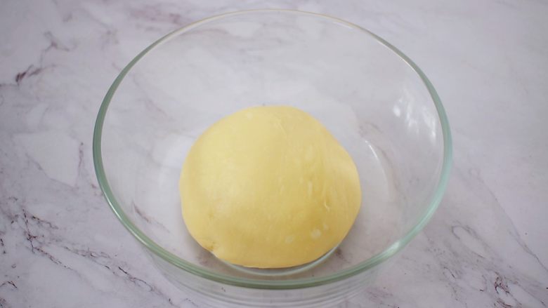 日式炼乳手撕面包,取出揉圆放入容器中,放在温暖处发酵至两倍大左右