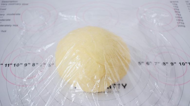 日式炼乳手撕面包,取出面团排气后,滚团盖保鲜膜松弛15分钟