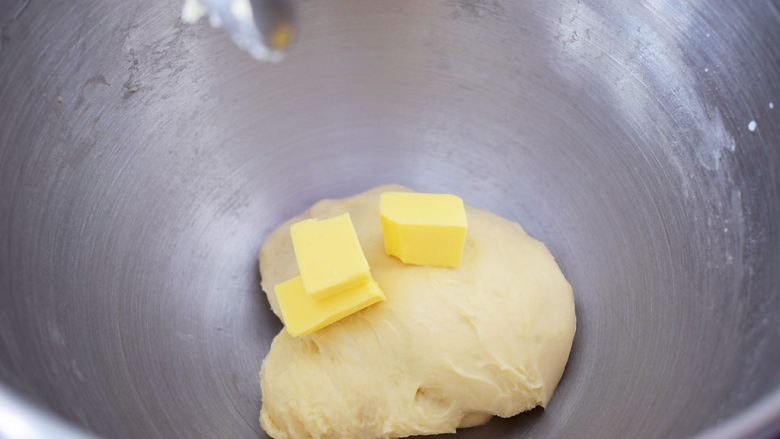 日式炼乳手撕面包,大约10分钟后加入黄油,继续启动3档快速揉面