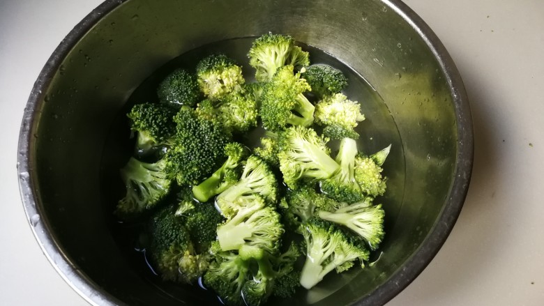 蒜泥拌西兰花,放入西兰花浸泡五分钟,泡出里面小虫子
