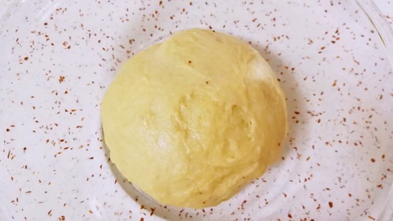 果酱辫子面包,和好的面团从面包机里面取出,整好形放入玻璃盆,盖上保鲜膜发酵一个半小时(家里有暖气,室温27-28度)。