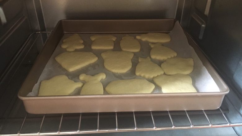 圣诞糖霜饼干,然后放入预热的烤箱,170度烤15分钟