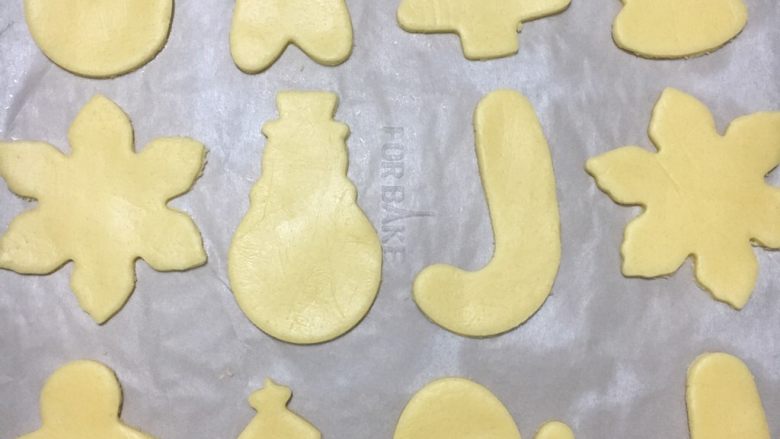 圣诞糖霜饼干,放进烤盘里