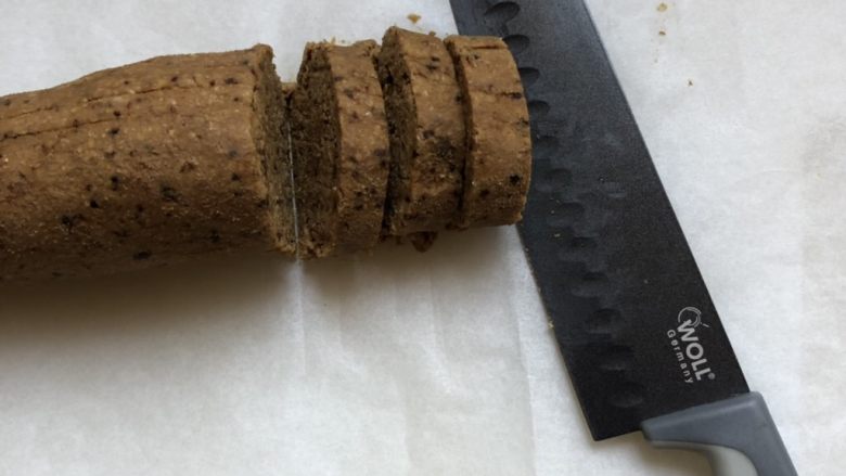 小麦胚芽红糖饼干,冻硬的面团切小块,用手搓圆,再用手拍成饼状