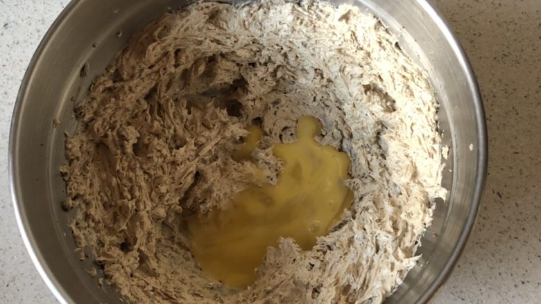 小麦胚芽红糖饼干,分三次加入蛋液,每加一次都要搅打均匀