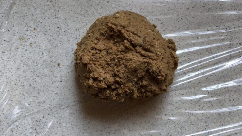 小麦胚芽红糖饼干,取适当大小的保鲜膜,包入面团
