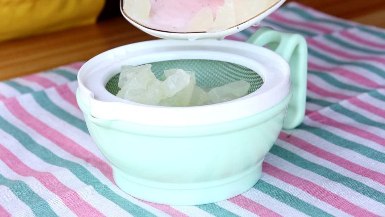 冬瓜泥6M,倒入研磨筛中
tips:我这里是做宝宝辅食研磨碗自带的筛子,比较细腻,也可以用别的筛子过筛
