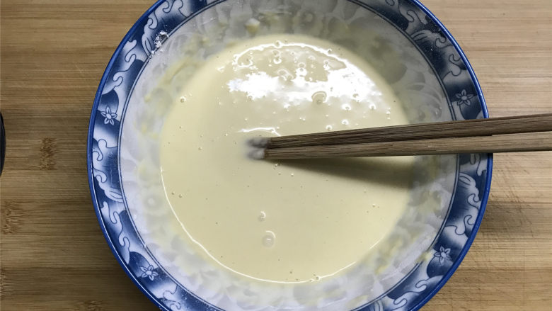 茼蒿鸡蛋饼,把鸡蛋和面粉拌匀后再加适量的水，搅拌至无干粉状。