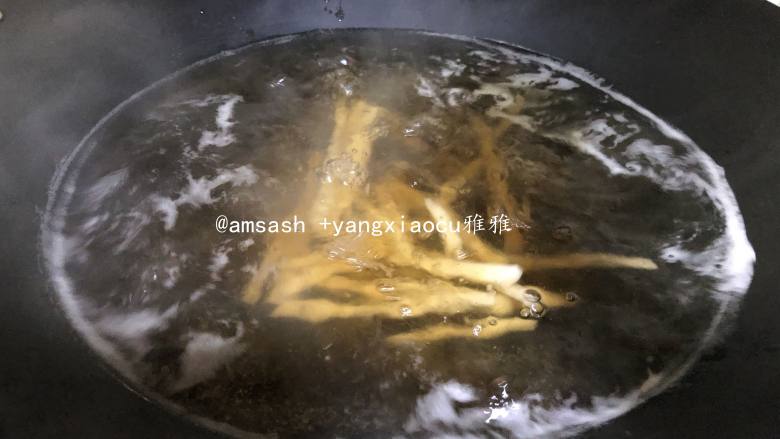 自制薯条,把切好的土豆条码入锅里轻微烫一烫,土豆大概烫40秒左右就就好,烫太久就不筋道了,那样后面用来炸的土豆是炸不酥的