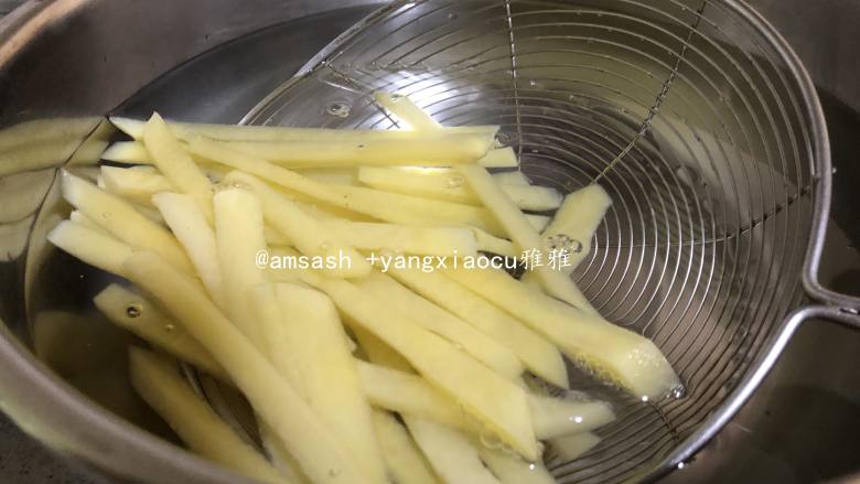 自制薯条,煮土豆的同时准备一个盆冷水,把烫好的土豆条捞出放入冷水中,属称过冷河,这样可使土豆条立即降温,这样土豆也不会因温度而过熟