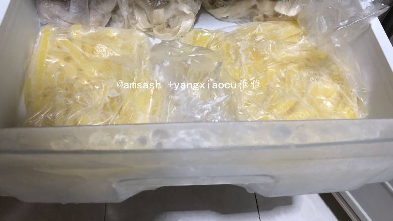自制薯条,晾干水分之后的土豆,放入冰箱冷藏,想吃的时候拿出来不用解冻,直接油加热之后把土豆条直接下锅炸至金黄色捞出即可