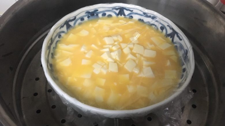 鱼肠豆腐蛋羹,锅中水烧开,放入蛋液,隔水中火七分钟。放入鱼肠丁,再蒸一分钟。