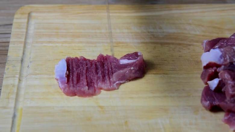 菠萝咕噜肉——水果入菜,一不小心却成了名菜,里脊肉切成条,用刀背拍嫩。