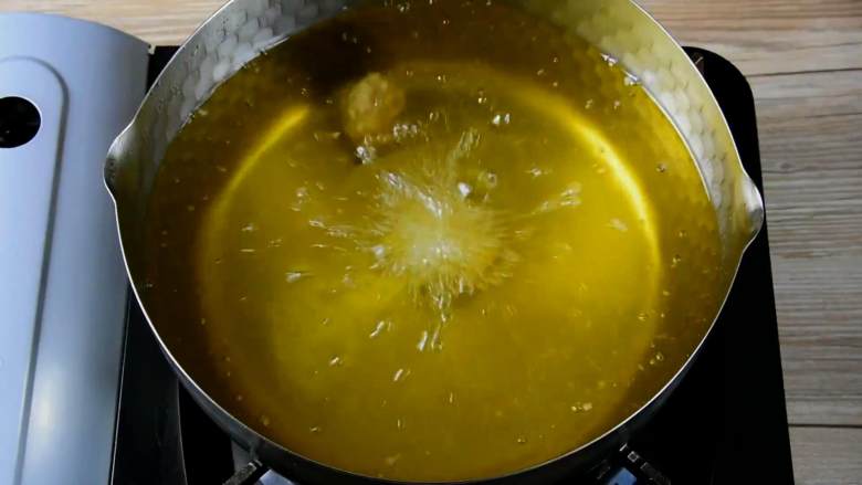 菠萝咕噜肉——水果入菜,一不小心却成了名菜,再用中大火复炸至金黄后捞出备用。