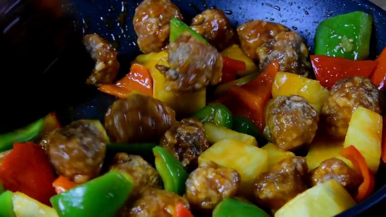 菠萝咕噜肉——水果入菜,一不小心却成了名菜,再倒入青红椒、菠萝,炒匀。