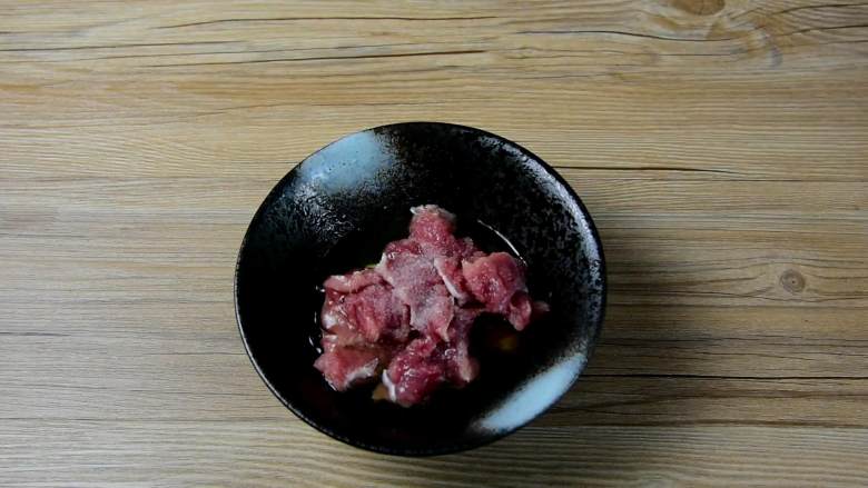 菠萝咕噜肉——水果入菜,一不小心却成了名菜,里脊肉装碗,依次加入姜汁、料酒、蛋清、盐,抓匀,腌制15分钟。
