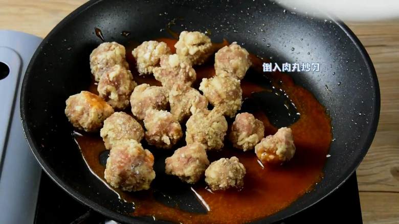 菠萝咕噜肉——水果入菜,一不小心却成了名菜,倒入肉丸炒匀。