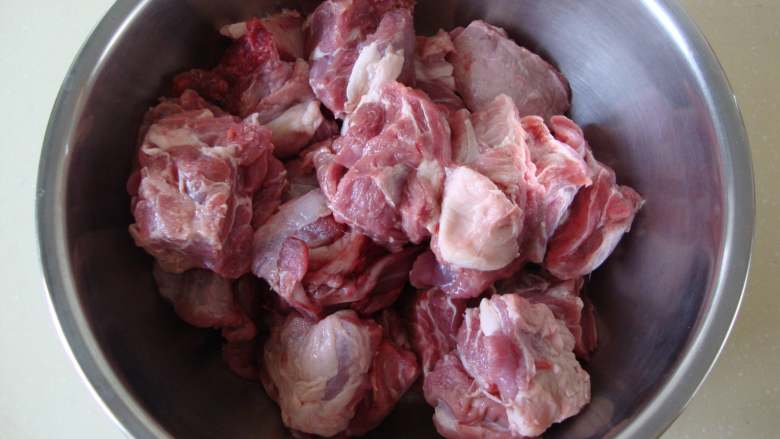 印度风味烤羊肉,羊肉切大块,洗净备用